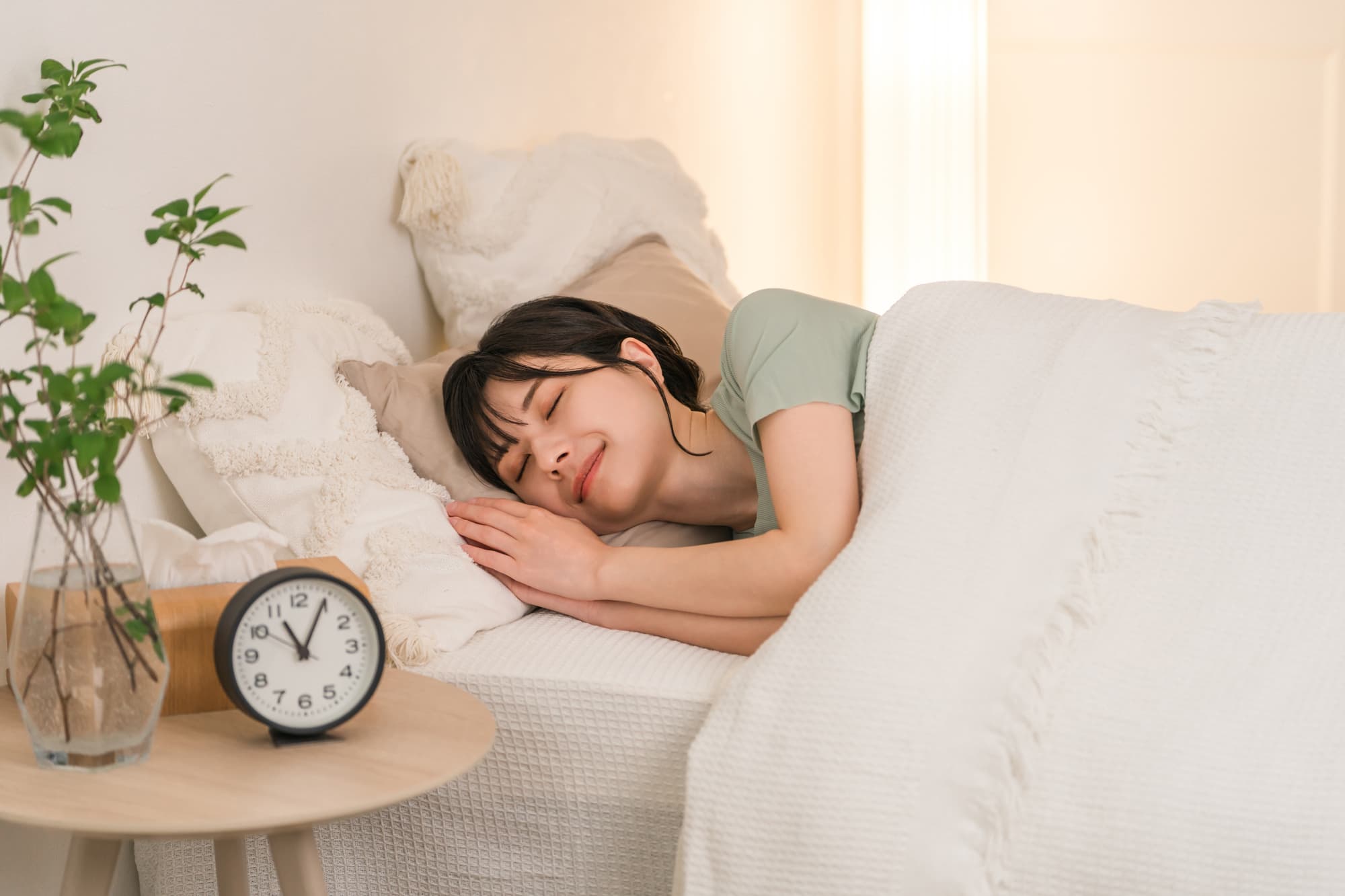 心地よさそうに眠る女性