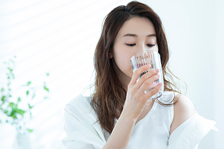 緊急避妊薬を飲む女性