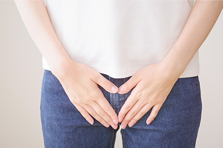 下腹部に手を添えている女性