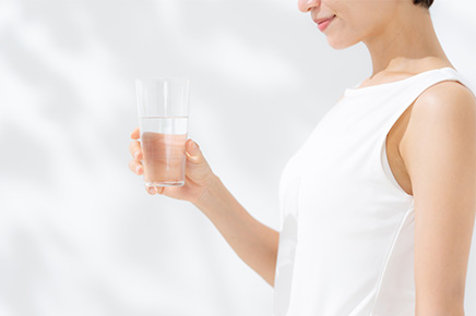 緊急避妊薬を飲もうとしている女性