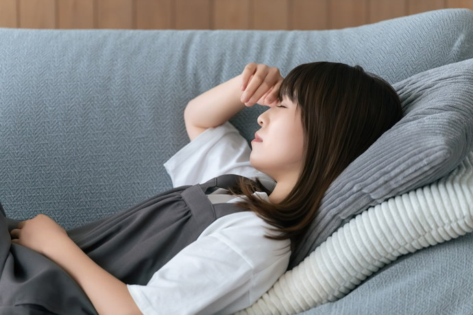 熱で横になっている女性