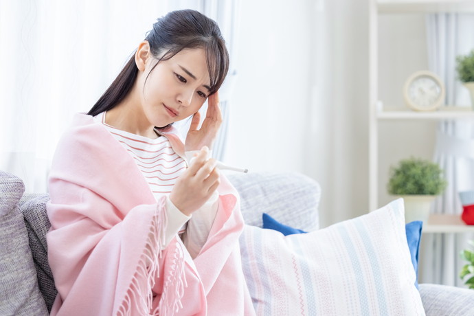風邪をひいている女性