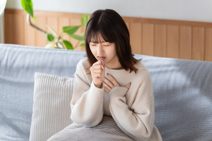 風邪で咳をしている女性