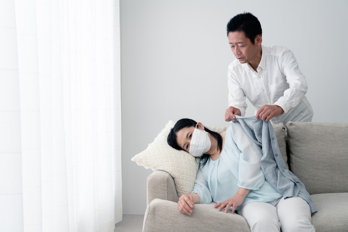 家族が風邪をひいて看病している様子