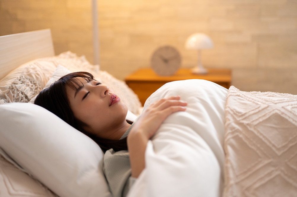 ぐっすり寝ている女性