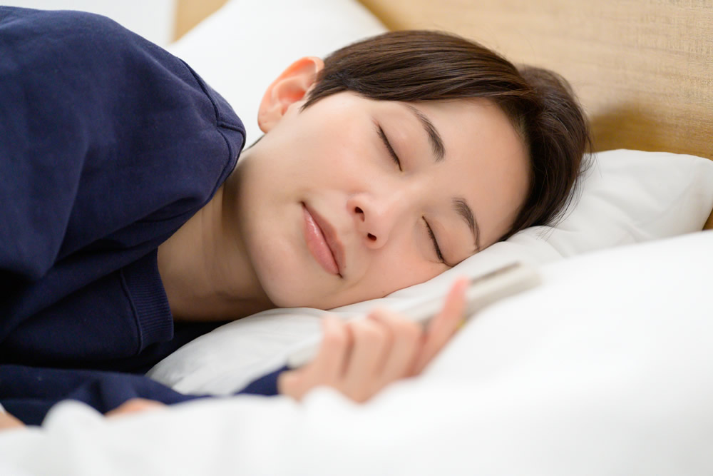 ぐっすり寝ている女性