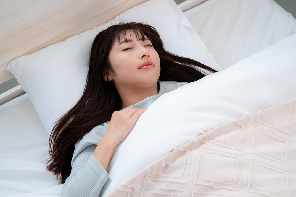 ぐっすり寝ている女性