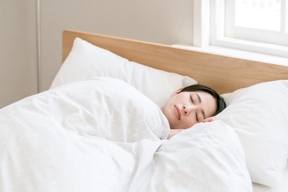 ぐっすり寝ている女性