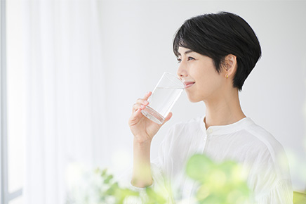 ドリンク剤を飲む女性