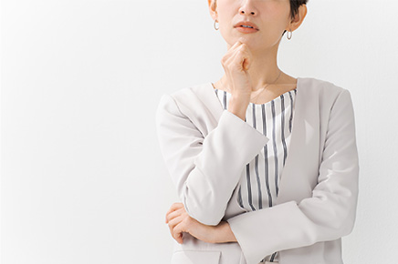 ドリンク剤の選び方について考える女性