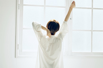 疲れが取れ、すっきりとしている女性