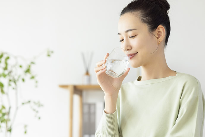 ビタミンを飲んでいる女性