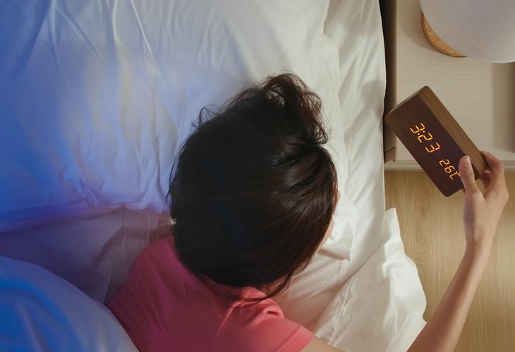夜中に目が覚める原因は？眠れないことの悪影響や改善するための生活習慣を解説