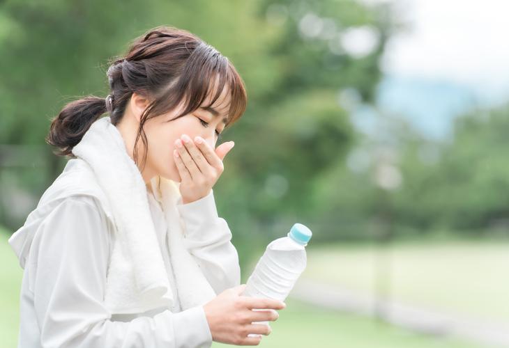 胃液が上がってくる原因とは？症状や逆流性食道炎との関連を解説
