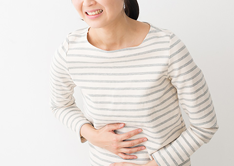みぞおちに感じる違和感や圧迫感の原因は?
